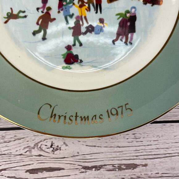 Vintage Avon Christmas Plate 1975 "Skaters on the Pond" Fourth Edition - Picture 4 of 10